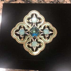 ⭐️ SALE ⭐️ Vintage, stunning brooch with Swarovski stones.